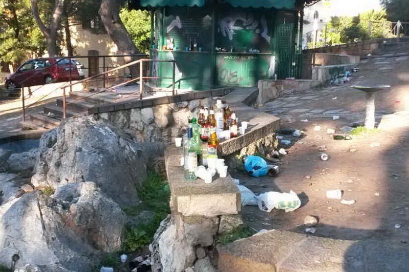 Bottiglie vuote e rifiuti in viale Fra Ignazio