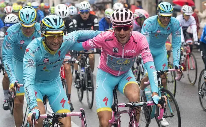 Con il compagno di squadra Vincenzo Nibali (Ansa)