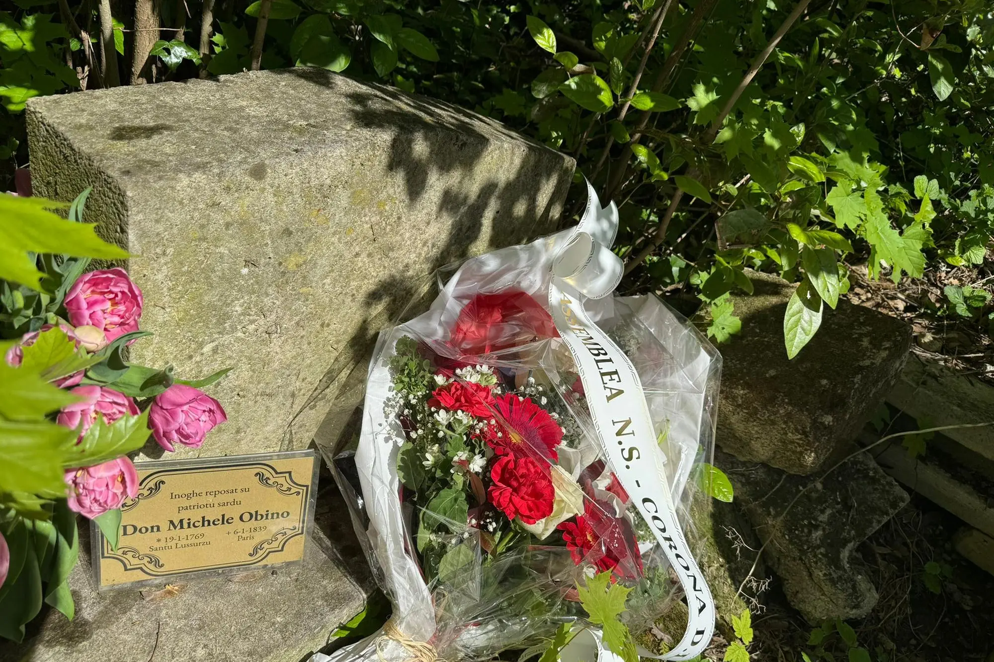 I fiori sulla tomba di Michele Obino (foto Rais)