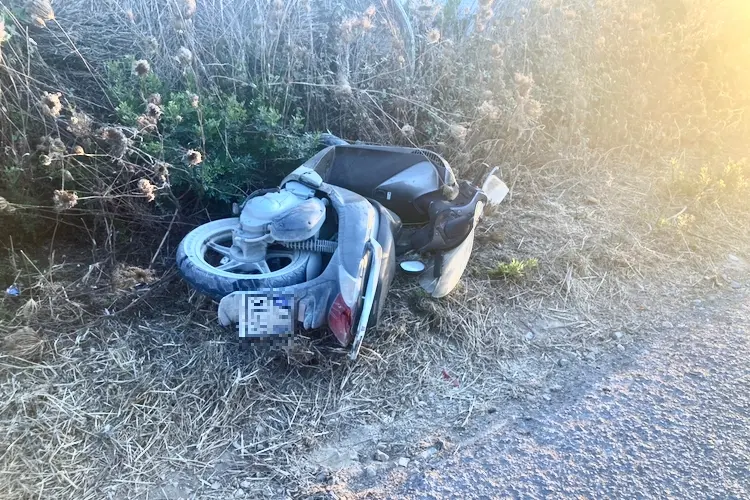 Lo scooter Honda SH 125 sulla cunetta a Stintino (foto Pala)