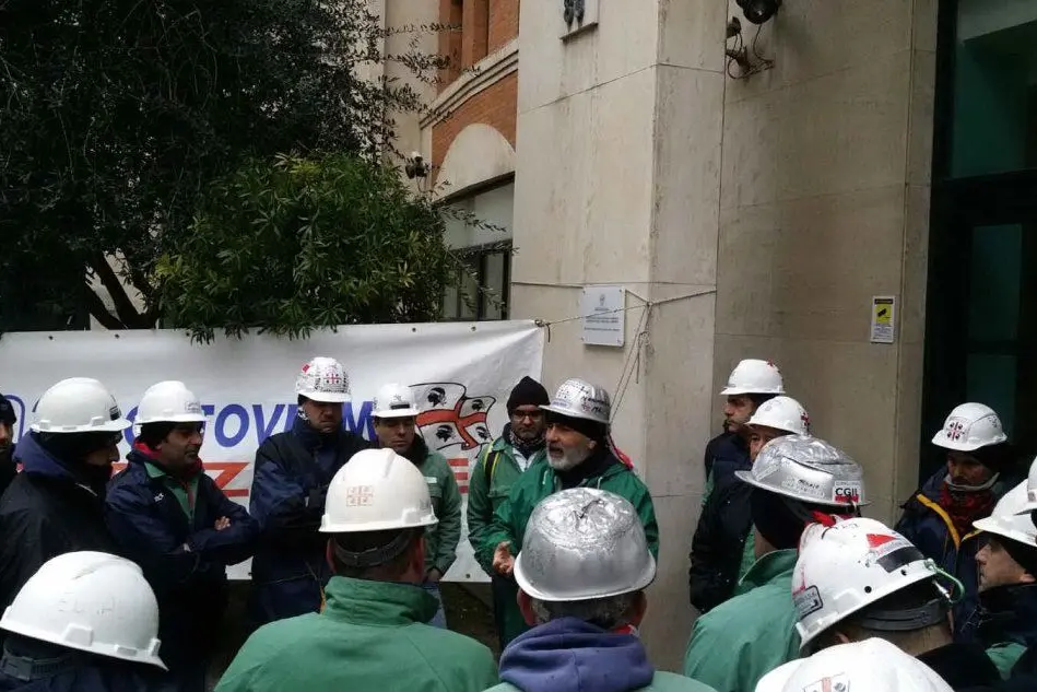 Gli operai di Eurallumina davanti all'assessorato