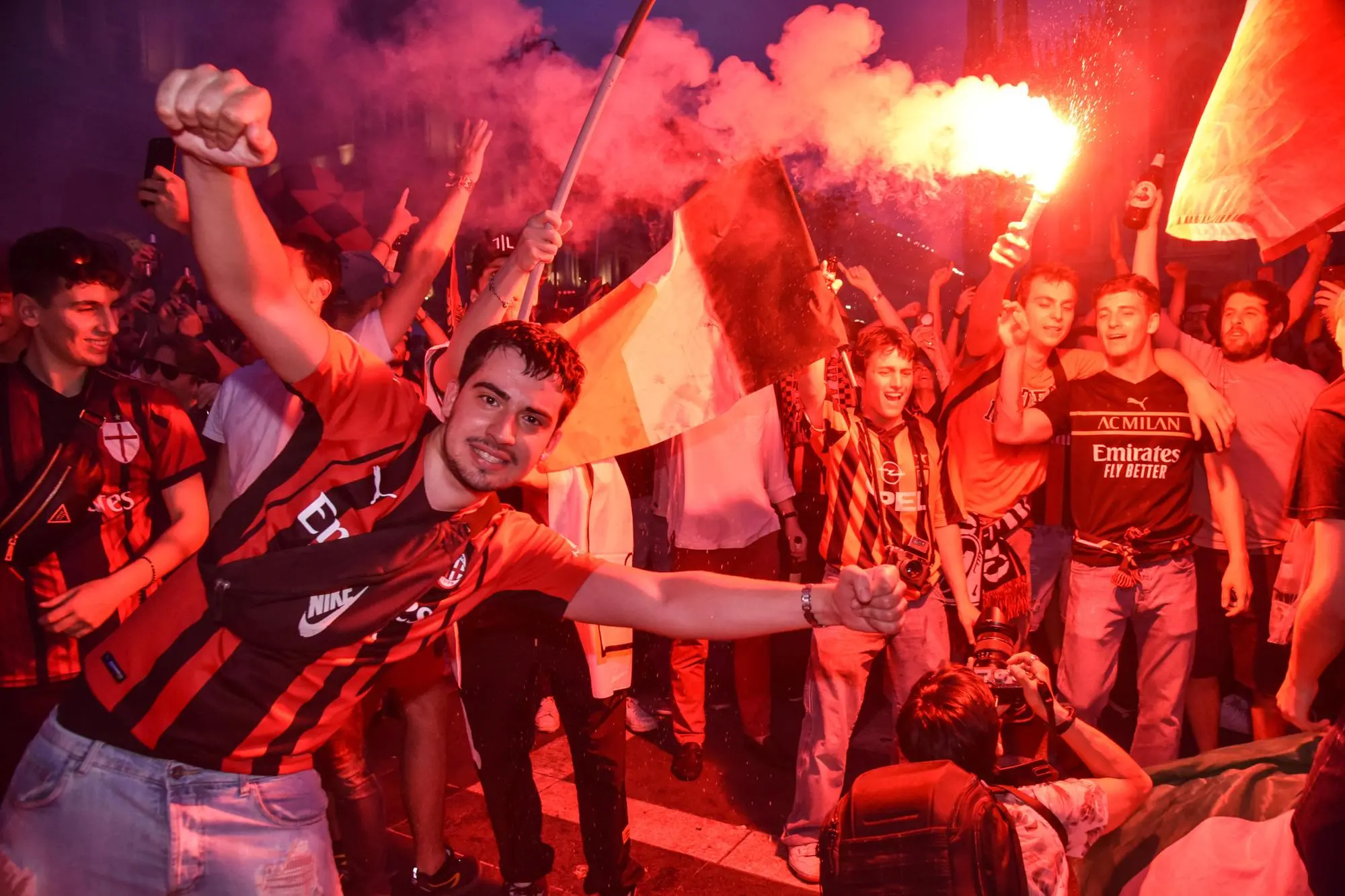La festa dei tifosi rossoneri per lo scudetto del Milan (Ansa - Corner)