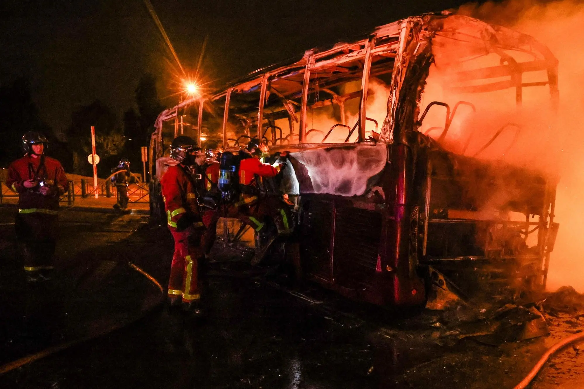 Un autobus dato alle fiamme a Nanterre (Ansa - Epa)