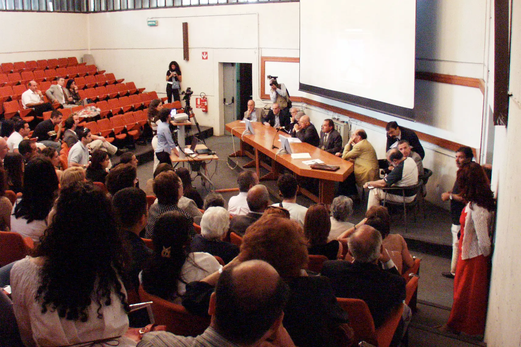 Studenti universitari in aula magna durante l'esame di ingegneria edile a Cagliari