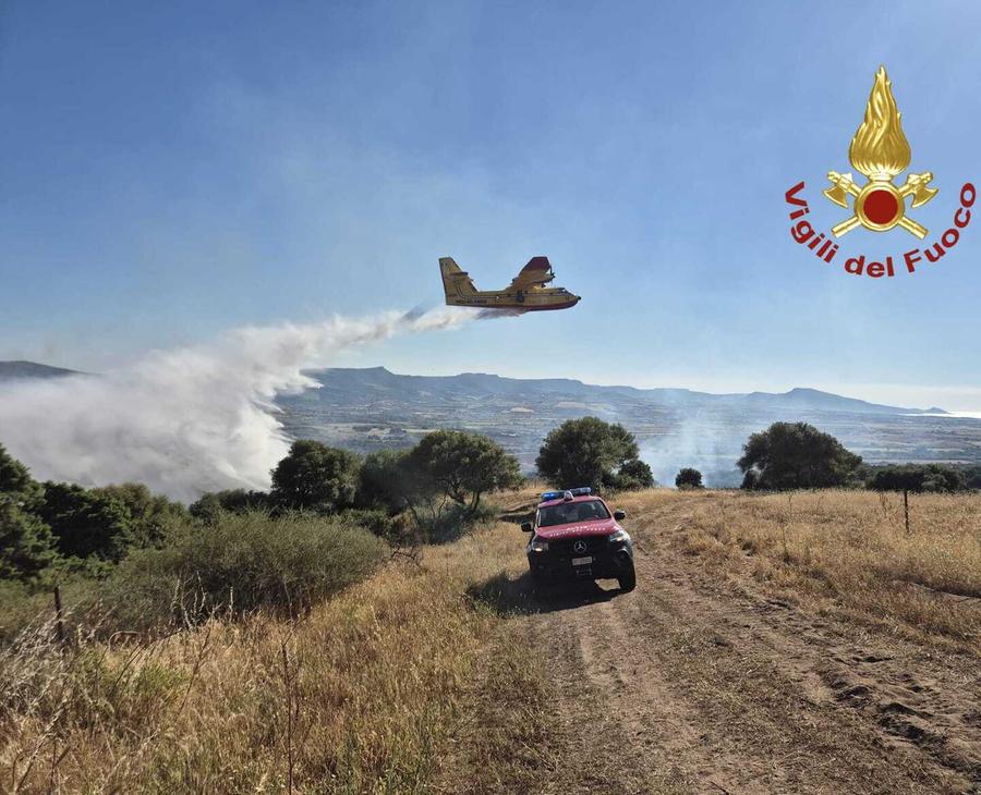 Incendio minaccia le aziende agricole, arriva il Canadair