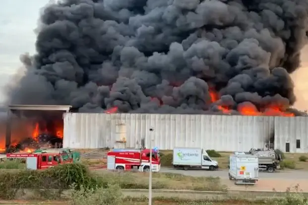 Incendio Inversol nell'area industriale (foto Pala)