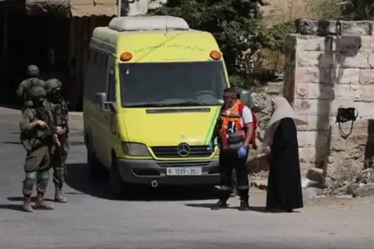 Coloni violenti assediano palestinesi (e un americano) in Cisgiordania