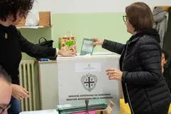 Una fase del voto alle Regionali del 25 febbraio (archivio Unione Sarda)