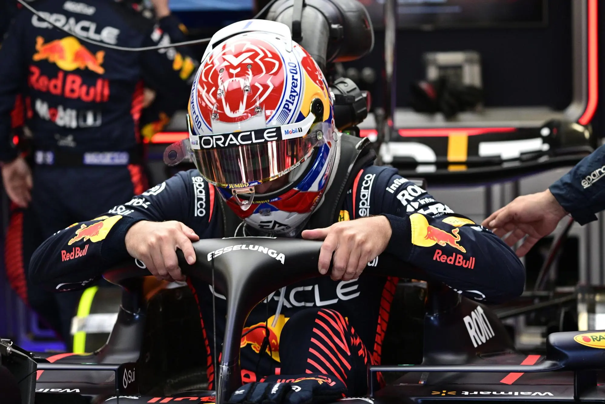 epa10837736 Dutch Formula One driver Max Verstappen of Red Bull Racing gets in his car prior the Italian Formula One Grand Prix at the Autodromo Nazionale in Monza, Italy, 03 September 2023. EPA/CHRISTIAN BRUNA