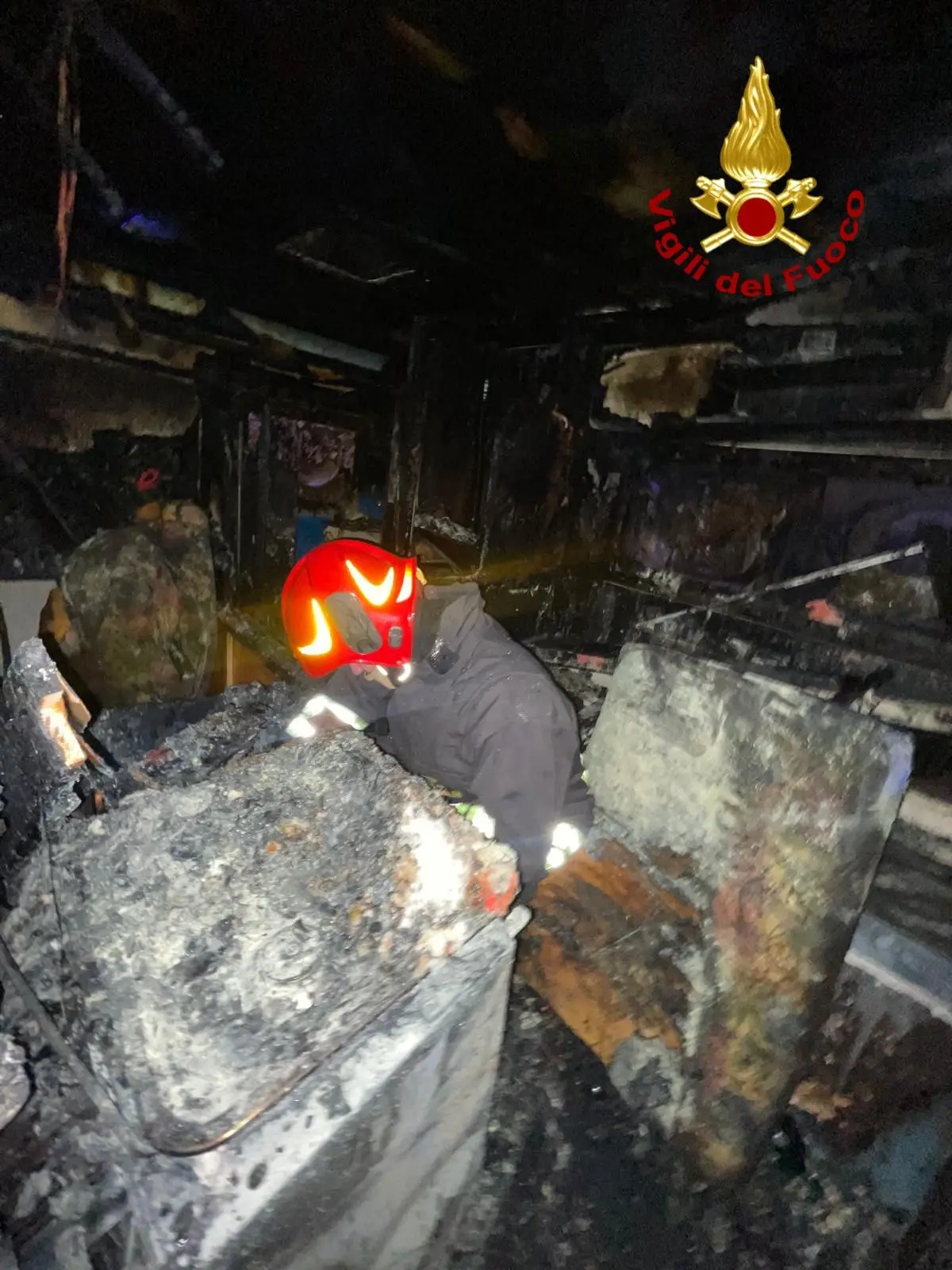 Interno camper devastato dalle fiamme