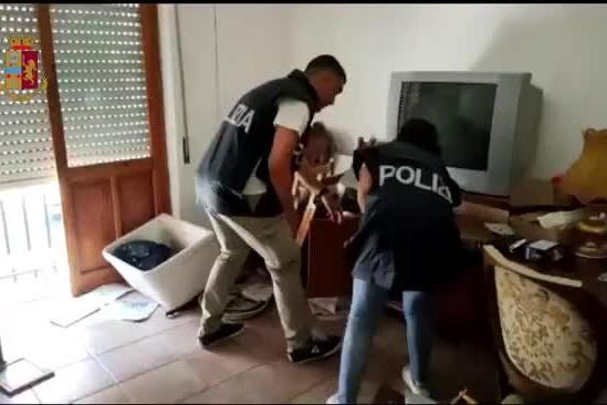 Cagliari: il blitz della Polizia consente di ritrovare amfetamine, cocaina e marijuana. Tre arresti