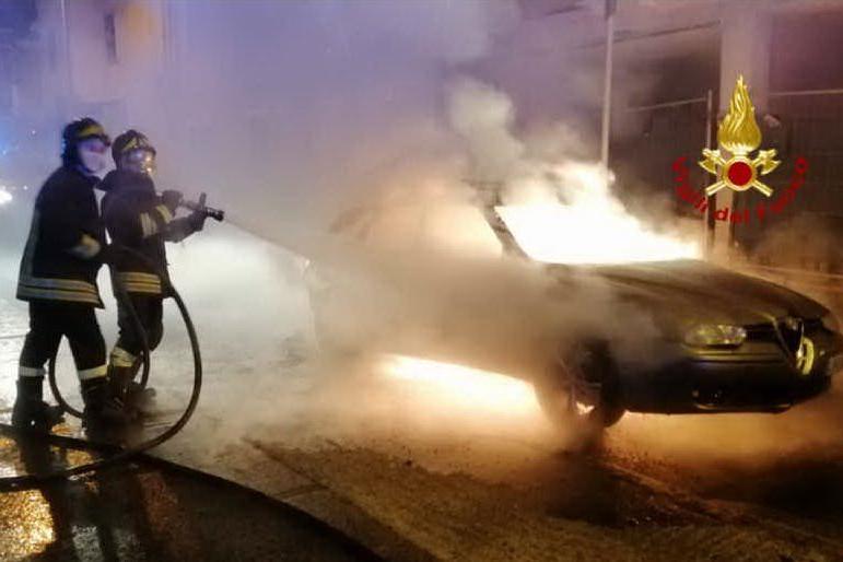 Alba di fuoco a Monserrato e Sestu, incendiati un'auto e un furgone