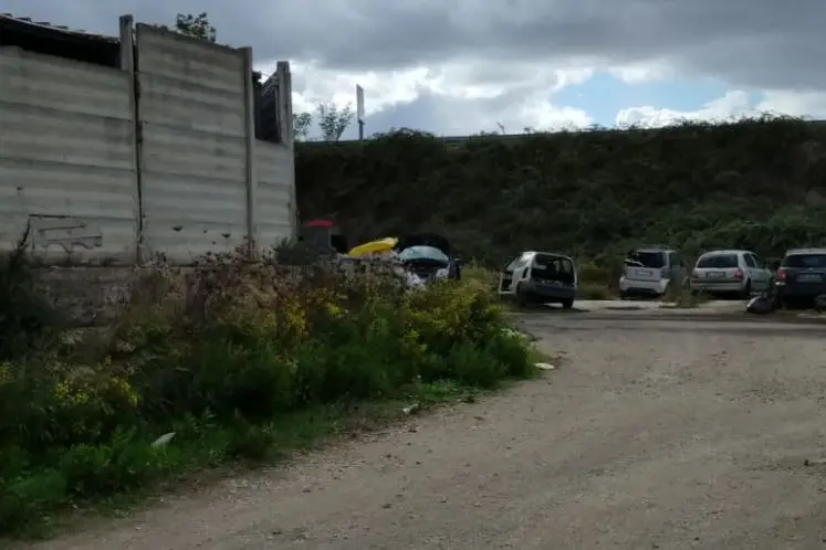 Auto abbandonate vicino all'azienda sotto accusa (L'Unione Sarda - Pala)