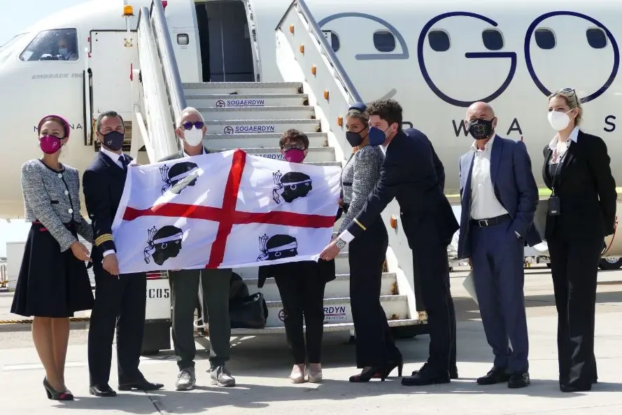 L'equipaggio del primo volo sulla pista di Elmas (Ufficio stampa)