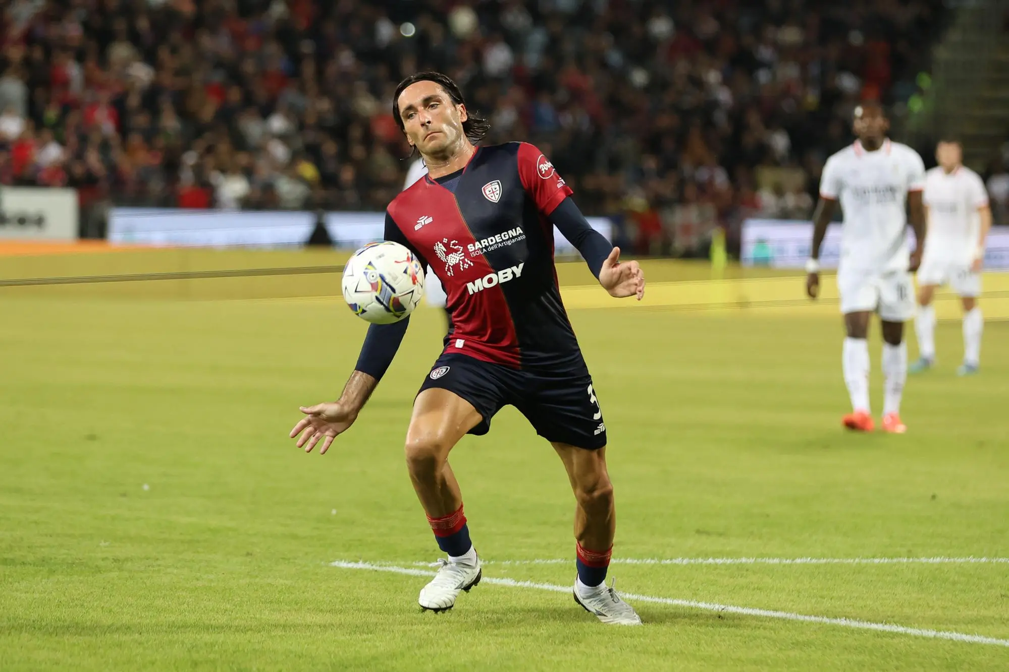 Tommaso Augello nella scorsa stagione con la maglia del Cagliari (foto Fabio Murru)
