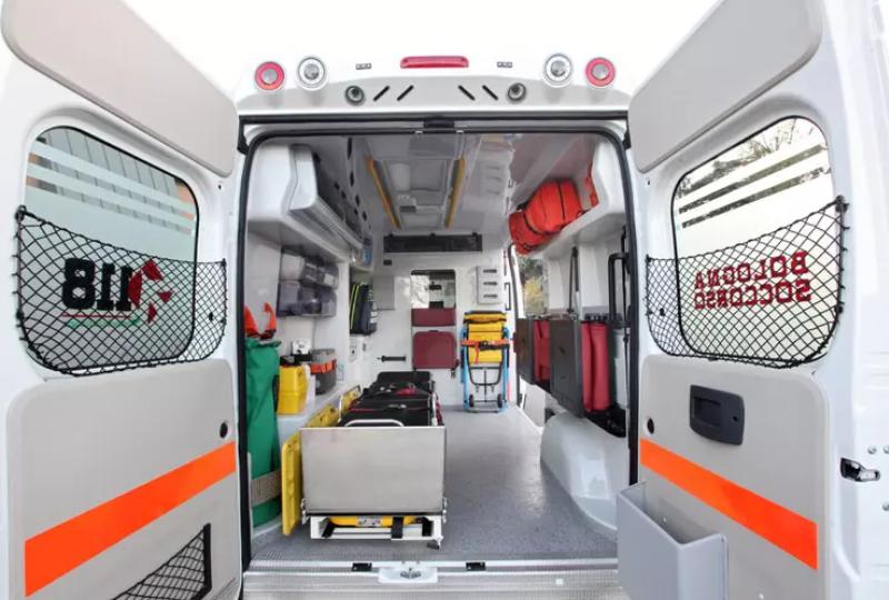 Bologna, auto contro palo durante un inseguimento della polizia: morto un 18enne