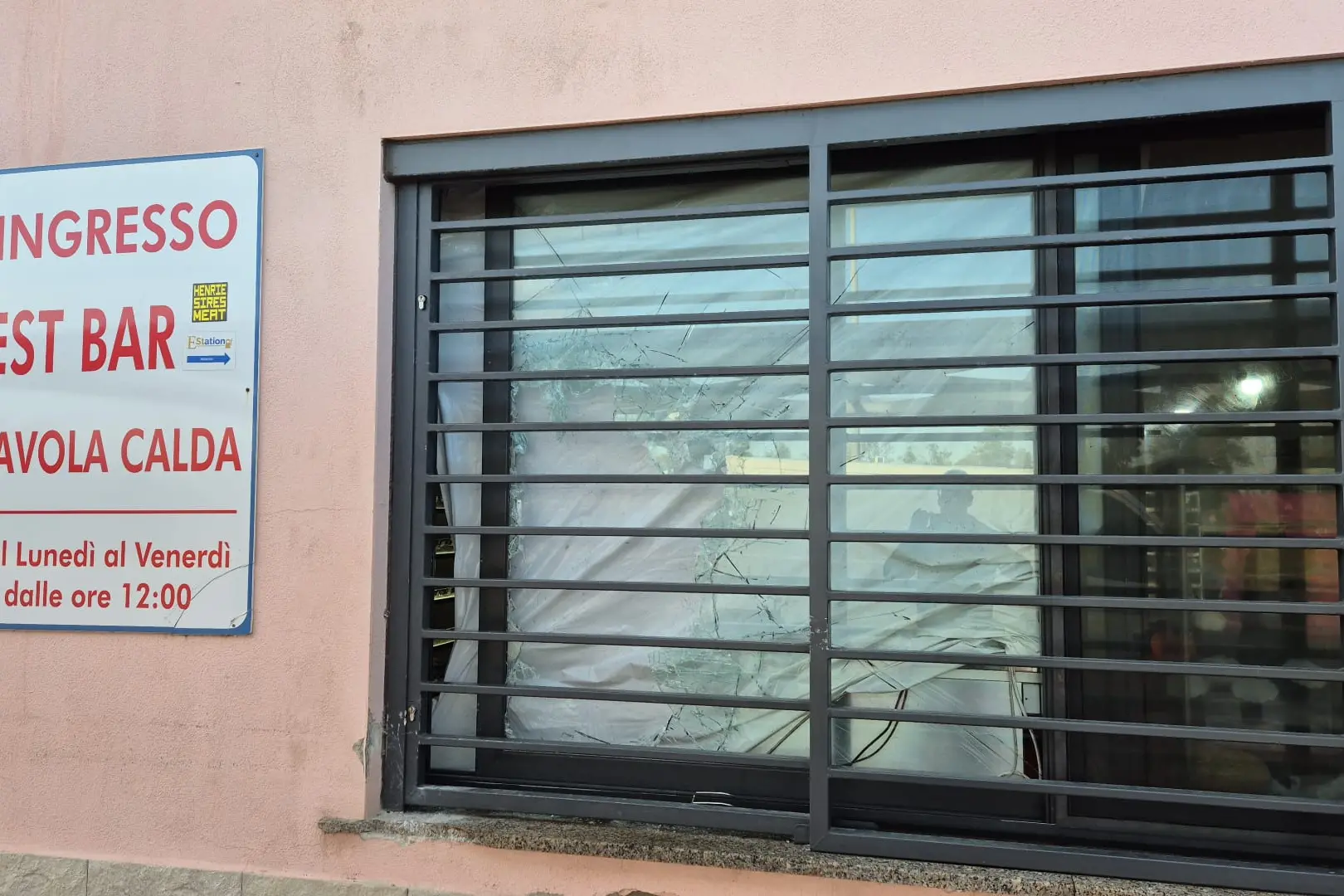 La vetrata spaccata (foto Chergia)