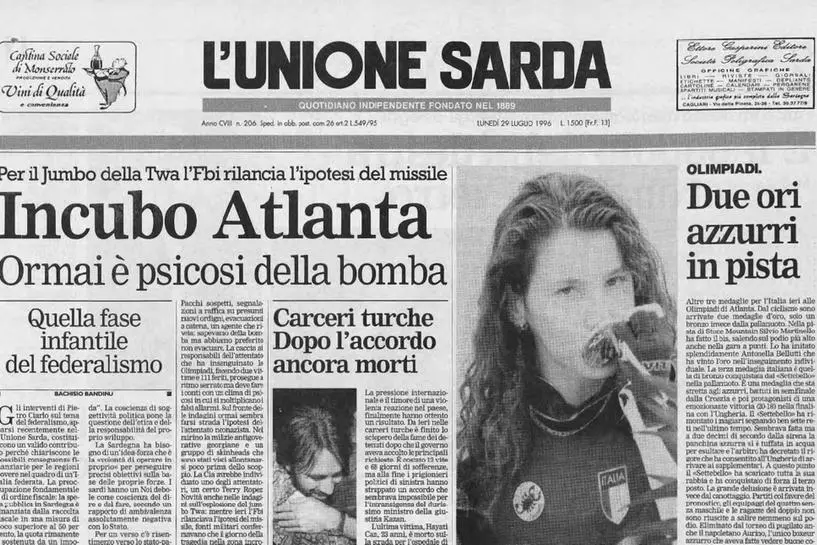 Era il 27 luglio del 1996 quando ad Atlanta, in Georgia, un tubo bomba esplodeva al Centennial Olympic Park, durante le Olimpiadi, facendo una vittima e 111 feriti. Fu il primo di quattro attentati commessi da Eric Rudolph, un estremista statunitense, il quale aveva in mente di fare una strage. A evitare conseguenze ancora più gravi la guardia di sicurezza Richard Jewell: fu lui a vedere la bomba prima della sua esplosione e a far evacuare la maggior parte delle persone presenti nel parco. Inizialmente indagato dall'Fbi fu scagionato pochi mesi dopo. Dopo altri tre attentati nel 1997, Rudolph fu identificato dall'FBI come sospettato. Nel 2003 fu arrestato, processato e condannato all'ergastolo. Nel 2019 la storia di Richard Jewell è stata raccontata da Clint Eastwood nel film che porta il suo nome. (Unioneonline/D)