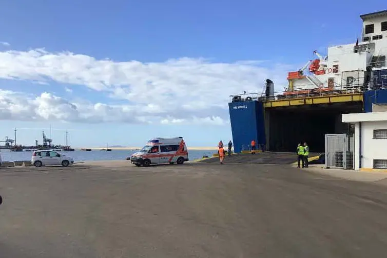 La nave in porto con l'ambulanza (foto L'Unione Sarda - Pala)