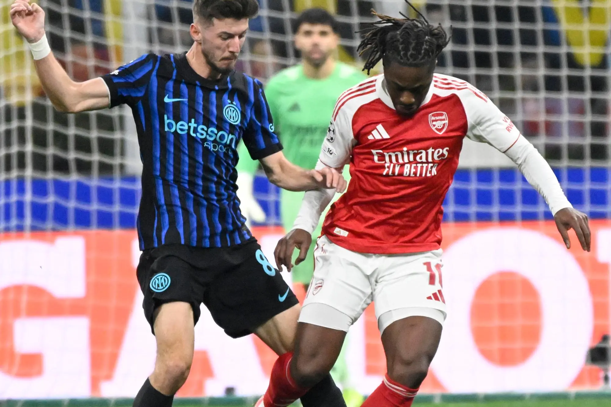 Inter Milan’s midfielder Petar Sucic (L) and Arsenal’s forward Gabriel Martinell struggle for the ball during the UEFA Champions League soccer match between Inter Milan and Arsenal at the Giuseppe Meazza stadium in Milan, Italy, 20 January 2026. ANSA/DANIEL DAL ZENNARO