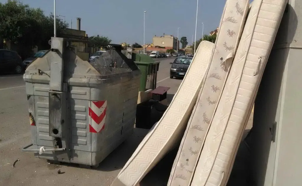 &quot;Marciapiedi occupati dai rifiuti ingombranti&quot;: via Zedda Piras, Pirri (6 agosto 2017)