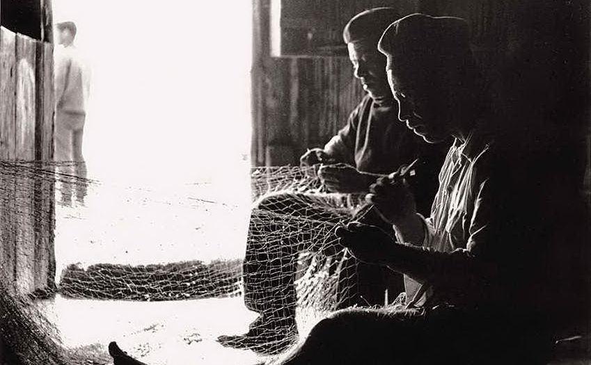 Pescatori di Cabras\r preparano le reti, 1958\r Archivio fotografico Mario Carbone, Roma