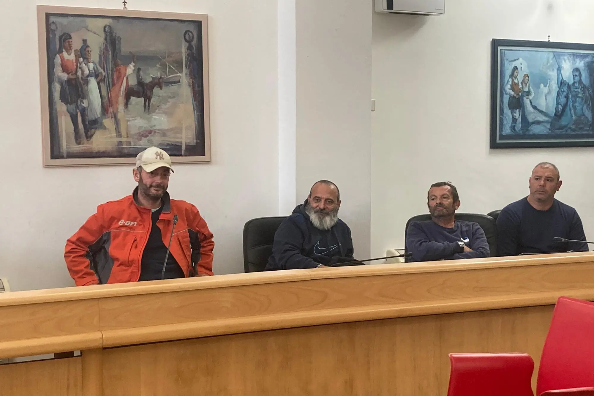 Pescatori turritani in aula consiliare a Porto Torres (foto Pala)
