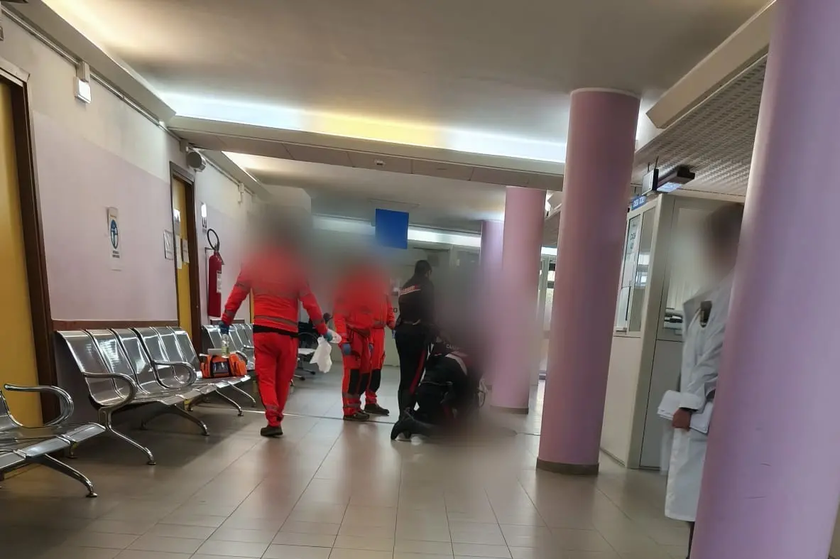 Sassari, l'intervento dei carabinieri al Palazzo Rosa (Foto concessa)