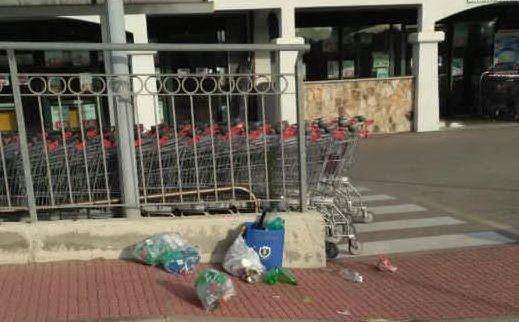 \"Incivili di fronte a un supermercato di Santa Teresa Gallura\" - Carlo Palombaro (02-08-2017)