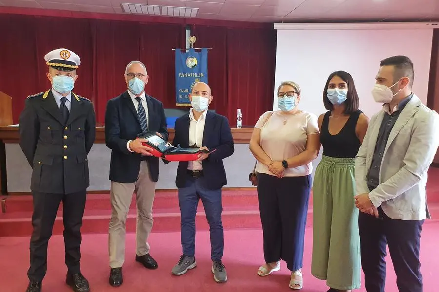 La cerimonia di consegna del defibrillatore (foto ufficio stampa)