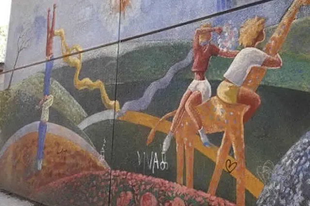 Il murales imbrattato dai vandali (foto del lettore)