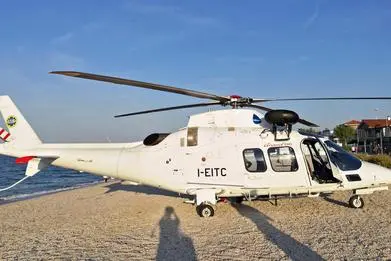 Eliambulanza in spiaggia ad Ancona (foto Ansa)