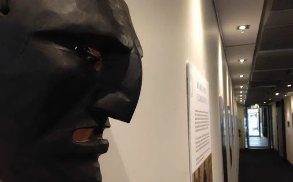 Una maschera esposta al museo