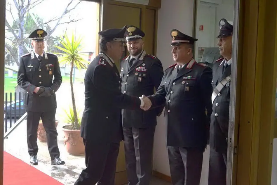Il generale saluta i vertici dell’arma di Oristano (foto Elia Sanna)