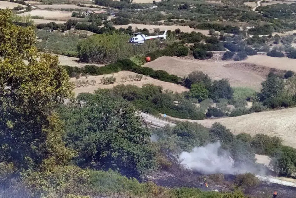 L'elicottero impegnato nelle operazioni di spegnimento dell'incendio (foto Pintori)