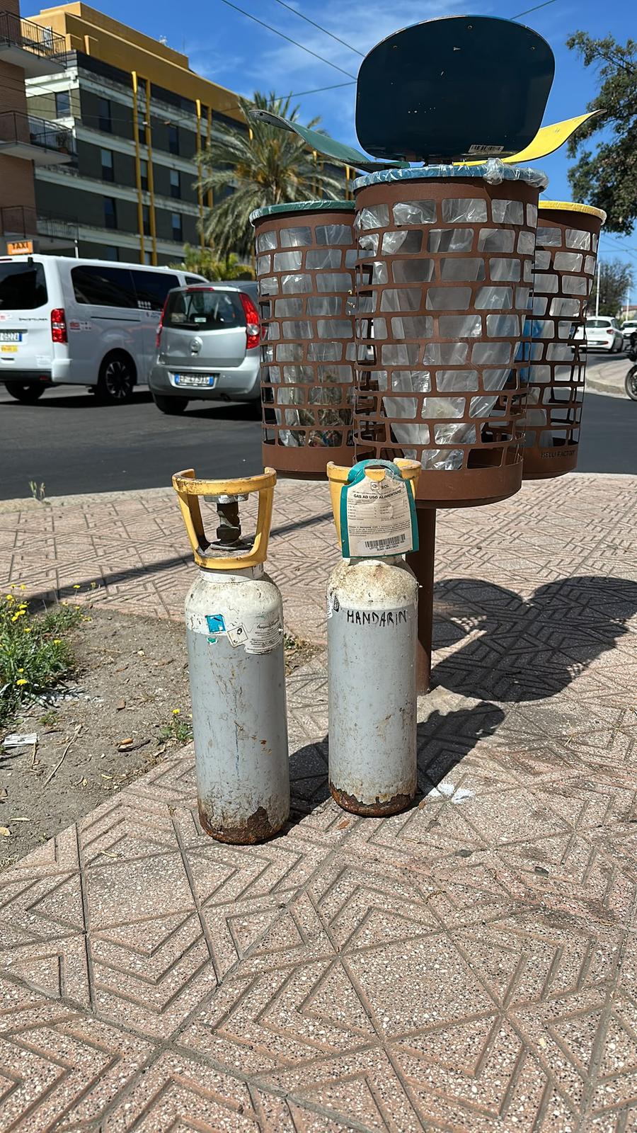 Incivili in azione in centro a Quartu: bombole d’ossigeno ab