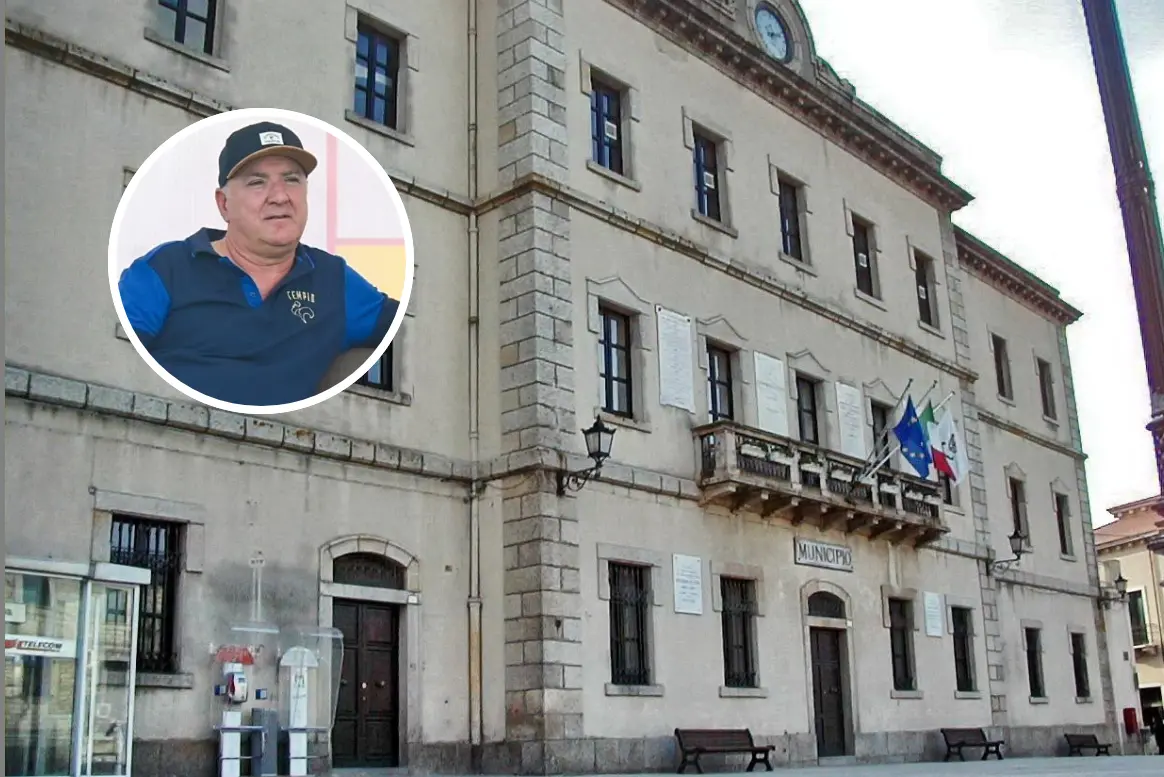 Sullo sfondo il municipio di Tempio. Nel cerchio Salvatore Sechi presidente del Tempio Calcio