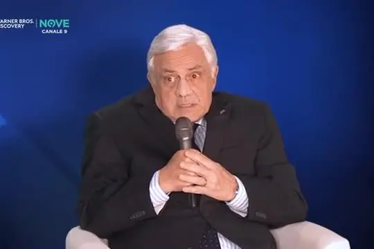 Crozza-Tajani e le donne: una Thatcher è meglio di una maglietta fina