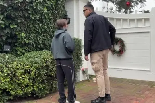 Sulla porta di casa Reiner, oltre la quale si è consumato l'omicidio