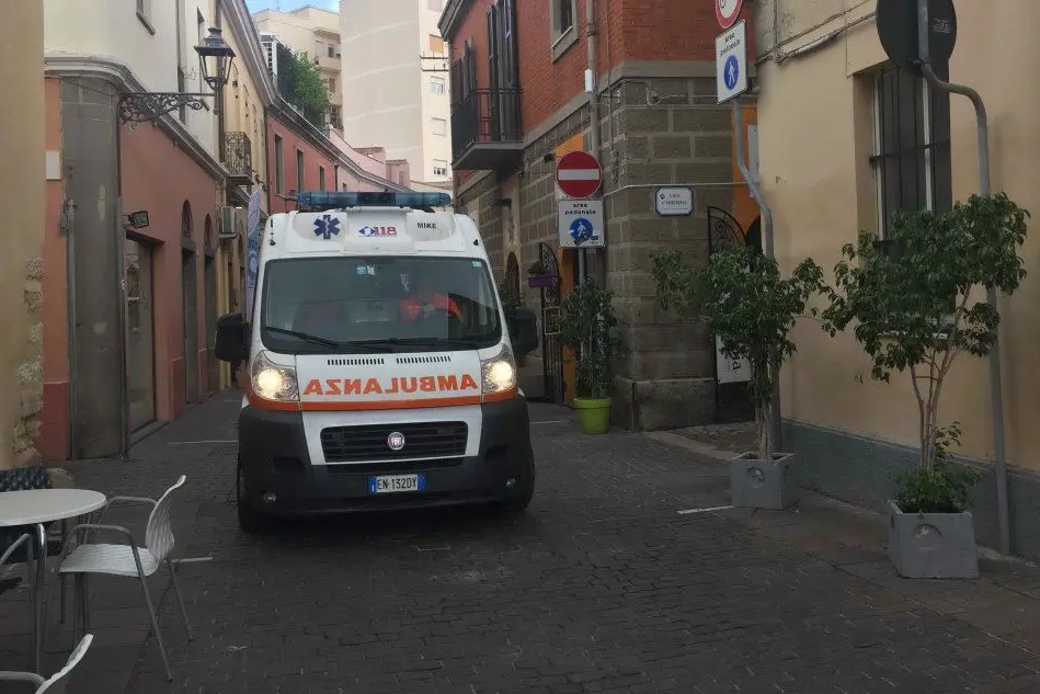 L'ambulanza bloccata in via De Castro (Foto Elia Sanna)