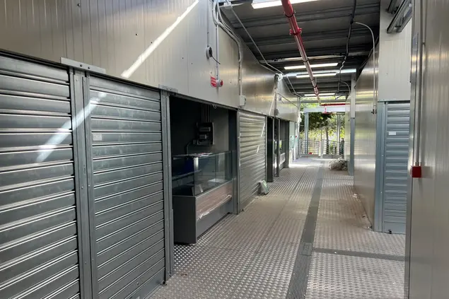 Un corridoio del mercato di piazza Nazzari