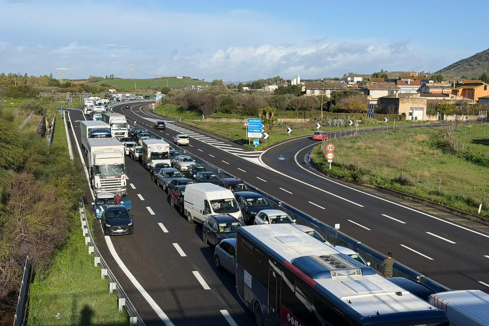 Il traffico sulla 131 (foto Francesco Pintore)