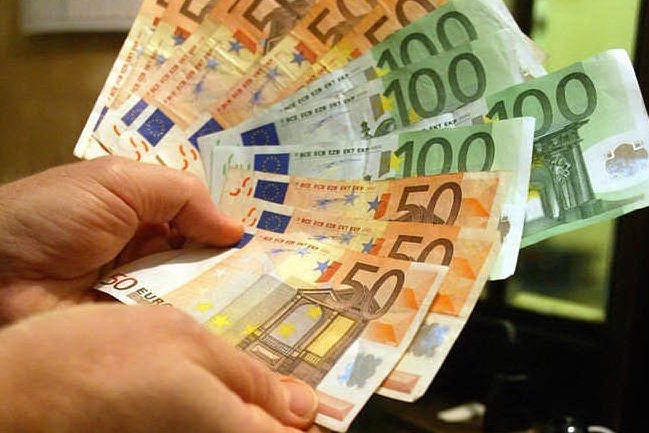 Mendicante trova un borsello con settemila euro e lo restituisce al proprietario