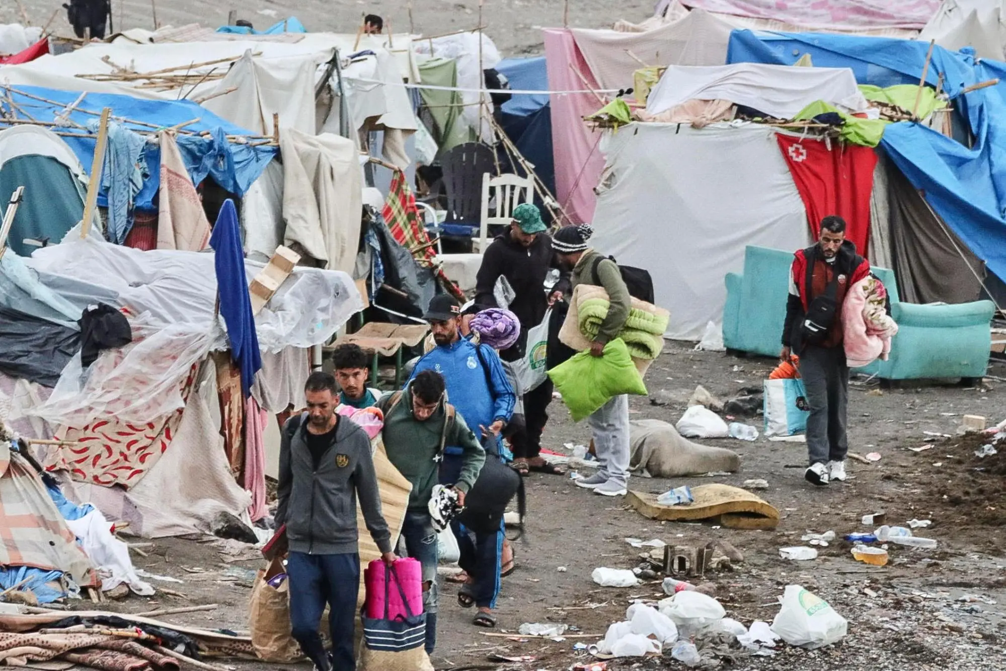 epa13269929 National police officers dismantle the migrant camp at Playa Benitez in Ceuta, Spain, 29 September 2026. Spain is dealing with a massive migration crisis in the autonomous region of Ceuta after thousands of people crossed into the North African enclave from Morocco in late July 2026. EPA/Reduan