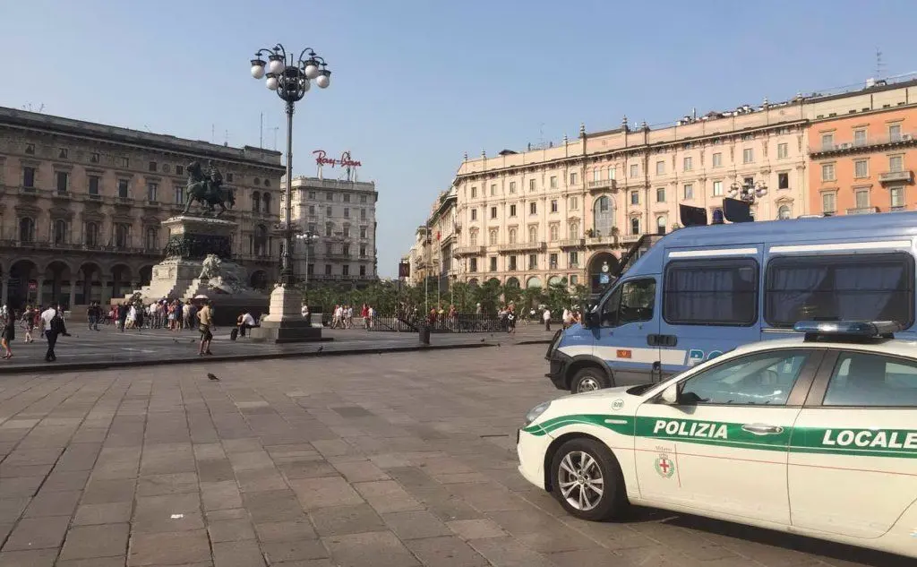 La polizia in Duomo, Milano (foto L'Unione Sarda)