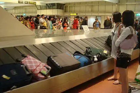 Un nastro per il ritiro dei bagagli (immagine simbolo)