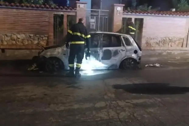 Auto in fiamme a Serdiana (foto Serreli)