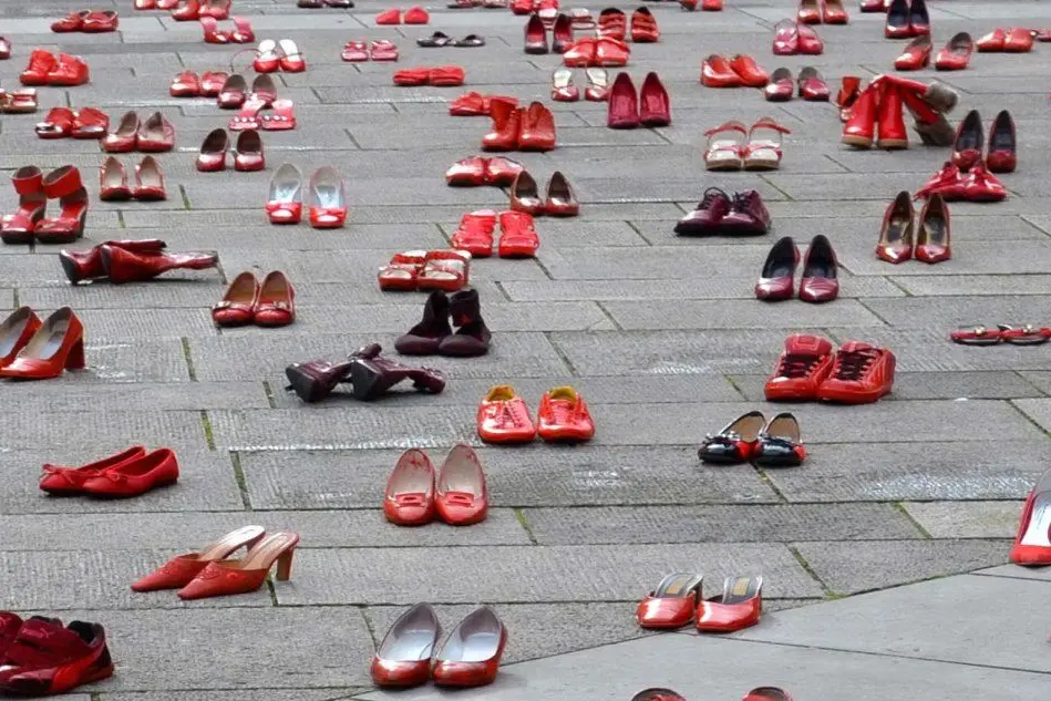 Le scarpette rosse contro i femminicidi