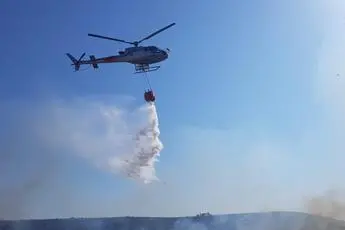 Un elicottero impegnato nelle operazioni di spegnimento di un incendio (foto archivio)