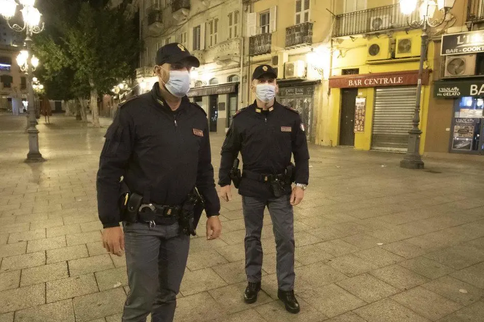 Agenti in piazza Yenne a Cagliari (Archivio L'Unione Sarda)